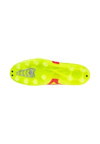 Botas de fútbol con una parte superior de un amarillo brillante y acentos rojos. Suela transparente con múltiples tacos desmontables para tracción. Textura suave.