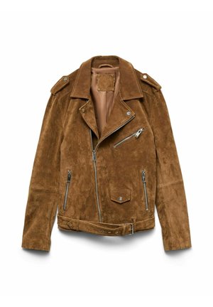 Veste de motard en suède marron avec fermetures éclair argentées, taille cintrée par une ceinture, épaulettes et une poche à bouton-pression sur le côté droit avant.