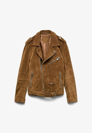 Chaqueta biker de ante marrón con cremalleras plateadas, cintura con cinturón, hombreras y un bolsillo con botón a presión en el lado derecho delantero.