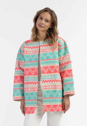 Gebreide cardigan in roze, teal en crème met geometrische patronen. Open voorkant ontwerp met brede mouwen en een gestructureerde stof.