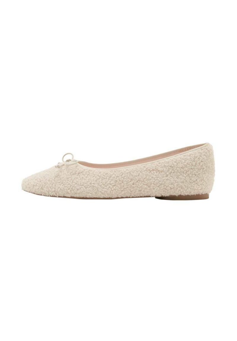 Ballet flats crème texturé avec un bout pointu, un subtil détail de nœud et une semelle plate. Le matériau semble doux et moelleux.
