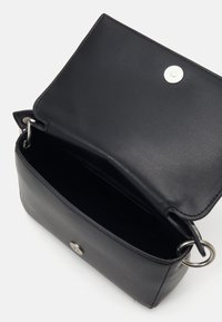 Calvin Klein Jeans QUILTED  BOXY FLAP - Borsa a tracolla - black