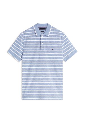 Hellblaues Poloshirt mit kurzen Ärmeln, weißen horizontalen Streifen, Zwei-Knopf-Leiste und kleinem, gesticktem Logo auf der linken Brust.