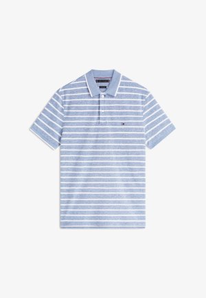 Hellblaues Poloshirt mit kurzen Ärmeln, weißen horizontalen Streifen, Zwei-Knopf-Leiste und kleinem, gesticktem Logo auf der linken Brust.