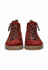 Červené semišové vysoké tenisky s hnědými tkaničkami, kovovými zipovými detaily na straně a texturovanými světle hnědými gumovými podrážkami.