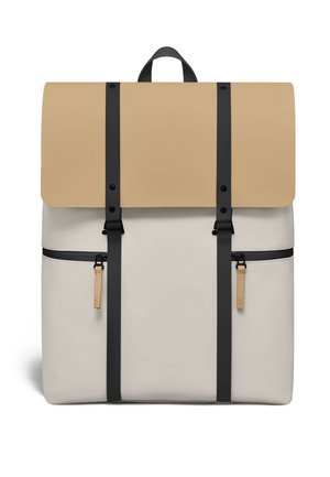 Beige en crème Gaston Luga-rugzak met zwarte verticale banden, twee voorzakken met rits en een bovenste handvat.