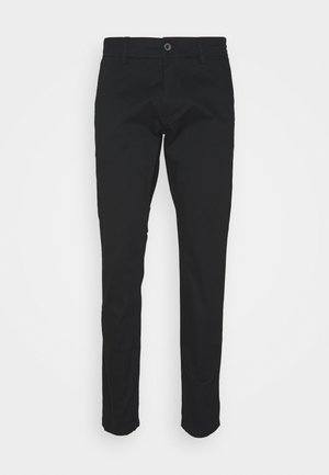 Pantaloni neri slim-fit con chiusura a bottoni e cerniera, passanti per cintura e gambe dritte su uno sfondo bianco.