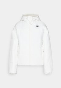 Vit puffjacka med huva, med dragkedja fram, elastiska muddare och en liten svart Nike-logga på bröstet.