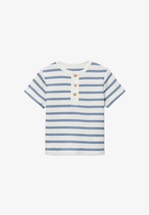 Chemise blanche en maille à manches courtes avec des rayures horizontales bleues et trois boutons en bois sur la patte de devant.