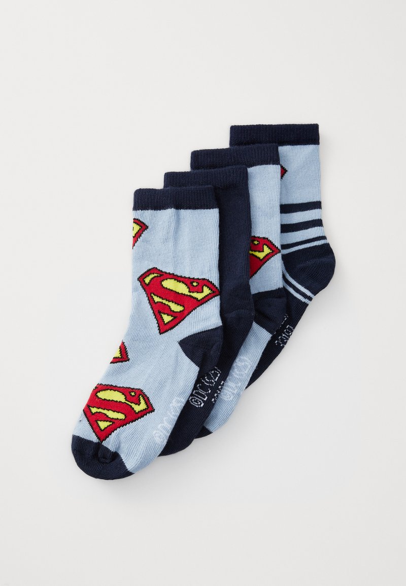 Cuatro pares de calcetines: dos de color azul claro con logotipos rojos de superhéroes, uno en azul marino sólido y uno en azul marino con rayas verticales. Material de mezcla de algodón.
