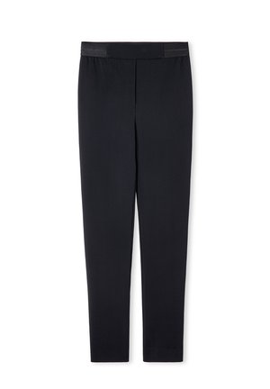 Zwarte broek gemaakt van gladde stof. Ze hebben een rechte pasvorm, een elastische tailleband en geen zichtbare zakken of patronen.