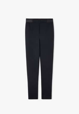 Zwarte broek gemaakt van gladde stof. Ze hebben een rechte pasvorm, een elastische tailleband en geen zichtbare zakken of patronen.