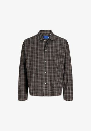 Chemise à carreaux marron et noir avec un col boutonné et une poche poitrine unique, présentée de face sur un fond blanc.