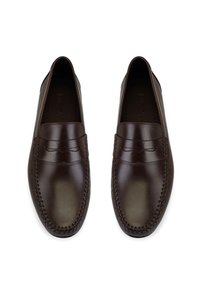 Bruine leren loafers met een gladde afwerking, accentstiksels en een strikdetail op de wreef. Rond de neus ontwerp met een instapstijl.