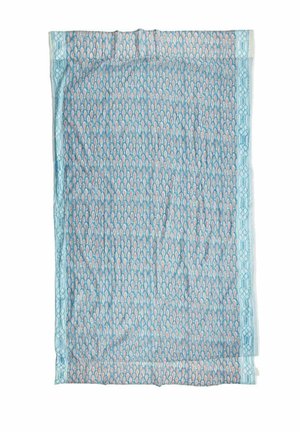 Tela rectangular azul claro con un patrón geométrico repetitivo de gotas en rosa y blanco, bordeada por un diseño hexagonal.