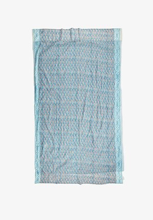 Tessuto rettangolare azzurro chiaro con un motivo geometrico a goccia ripetuto in rosa e bianco, bordato da un disegno esagonale.