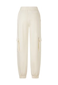 Crème cargo broek met zijzakken, elastische tailleband en taps toelopende enkels. Gemaakt van zacht materiaal met een gladde textuur.