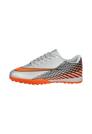 Zapatilla deportiva plateada y naranja con superficie texturizada, patrones geométricos negros y naranjas en el talón, y suela de goma naranja con cordones.