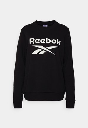 Svart sweatshirt laget av en bomullsmiks med rund hals, som har en stor hvit Reebok-logo over brystet og ribbestrikkede mansjetter og nederkant.