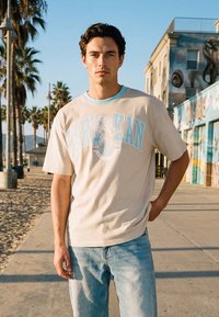 Karl Kani OG EAGLE TEE - T-shirts med print - light sand light blue