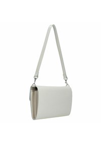 Witte leren handtas met een gestructureerd ontwerp, gladde textuur, zilverkleurige hardware en een lange verstelbare riem. Open bovenkant met een ruim interieur.