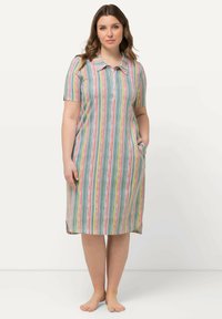 Abito a righe con maniche corte, colletto, bottoni e tasche laterali. I colori includono verde, rosa e grigio con motivi verticali.