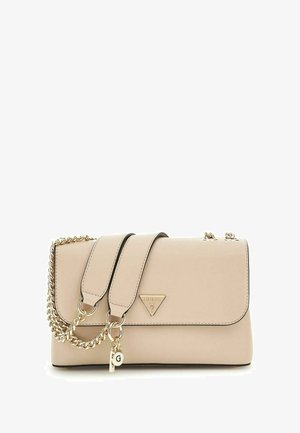 Sac à main en simili cuir beige avec une bandoulière en chaîne, un matériel en ton doré et un accent en logo triangulaire. Comprend une fermeture à rabat et un détail porte-clés.