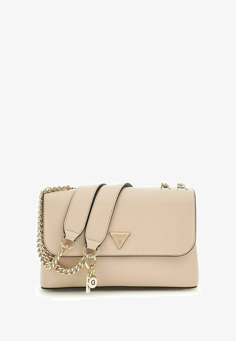 Sac à main en simili cuir beige avec une bandoulière en chaîne, un matériel en ton doré et un accent en logo triangulaire. Comprend une fermeture à rabat et un détail porte-clés.