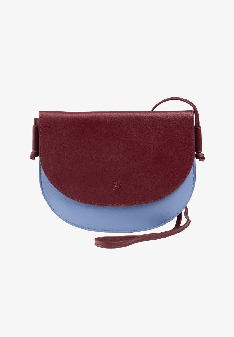 Borsa a tracolla in pelle rossa e blu con pattina arrotondata, cinturino regolabile e logo impresso sulla parte anteriore. Texture liscia.