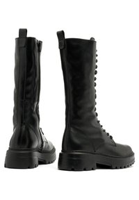 Czarne skórzane kozaki sięgające kolan z masywną podeszwą, z bocznym zamkiem błyskawicznym i dekoracyjnymi guzikami z przodu. Gładka tekstura, minimalistyczny design.