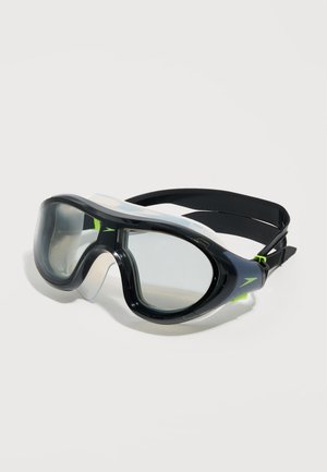 Schwimmbrille mit schwarzem Rahmen und klarem Glas, getönte Gläser und verstellbarem schwarzen Band auf weißem Hintergrund.