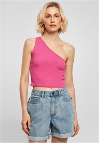 Kitsas roosa ühel õlal crop-top, valmistatud ribatekstuuriga kangast, koos kõrge vöökohaga helesiniste denim-lühikeste pükstega, millel on keeratud servad.