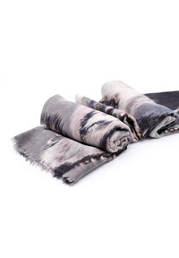 Scarf leggero con una miscela di toni grigi, neri e rosa, caratterizzato da un motivo astratto. I bordi sono frangiati, migliorando la sua texture.