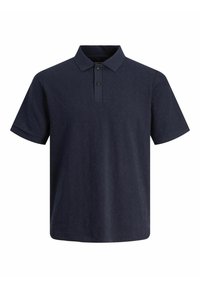 Polo navy de tejido texturizado con una tapeta de tres botones, mangas cortas y un cuello clásico. Con un patrón en la parte delantera.