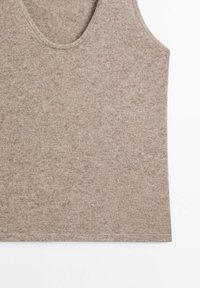 Beige katoenen tanktop met een ronde halslijn en fijne ribbeltextuur. Kenmerkt zich door schone randen en een eenvoudig, niet-bijgewerkt ontwerp.