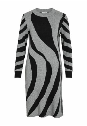 Grå strikket kjole med sorte zebra-striber. Har lange ærmer, rund halsudskæring og slidser på siderne. Blød tekstur og knælangt design.