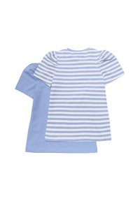 Två t-shirts: en solid ljusblå, den andra med horisontella vita och ljusblå ränder. Korta ärmar, rund halsringning, bomullstextur.