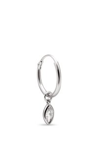 Orecchino a cerchio in argento con un charm in cristallo trasparente a taglio marquise che pende dalla parte inferiore, su sfondo bianco.