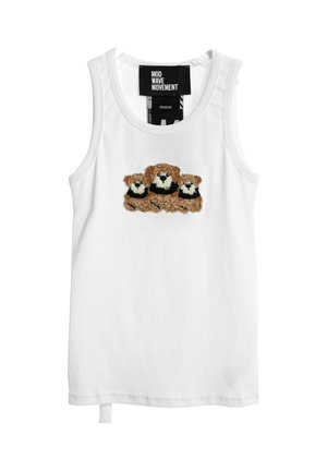 Top blanco sin mangas con un diseño texturizado de tres perros pequeños marrones con collares negros en el pecho, etiquetado Mod Wave Movement.