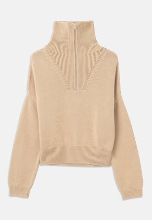 Beiger Strickpullover mit hohem Kragen, Halbreißverschluss und überschnittenen Schultern. Gerippte Ärmelbündchen und Saum mit einem strukturierten Muster im Körper.