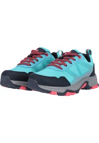 Turkoosi urheilujalkineet mustilla yksityiskohdilla, teksturoitu verkko-osa, paksu harmaa välikorko ja punaiset nauhat. Sisältää kuvioidun muotoilun ja pitoisan ulkopohjan.