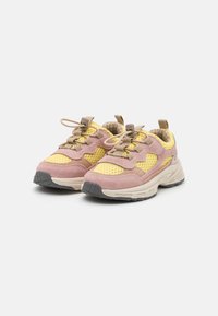 Mesh- und Wildleder-Sneaker in Gelb-, Rosa- und Beigetönen, mit strukturiertem Obermaterial, Schnürverschluss und Gummisohle.
