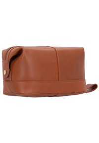 Borsetta in pelle marrone con texture liscia, chiusura con zip e manico laterale. Presenta una forma rettangolare con dettagli di cuciture sottili.