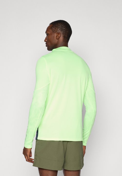 PUMA MCFC TRAINING 1/4 ZIP TOP - Equipación de clubes - fizzy apple/blue violet — foto 3