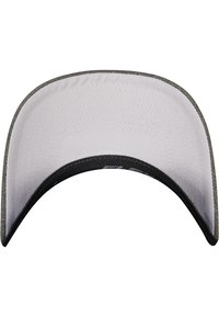 Berretto da baseball in tessuto grigio con visiera nera. Texture liscia, forma leggermente curvata e dettagli cuciti lungo i bordi.