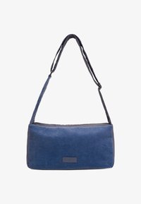 Bolso rectangular de pana azul con correa ajustable y pequeña etiqueta rectangular de la marca en la parte frontal.