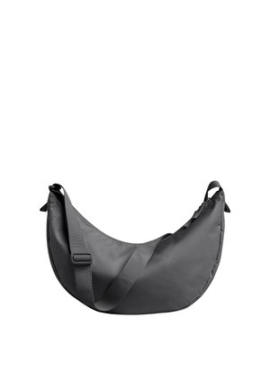 Bolso bandolera negro en forma de media luna con correa ajustable y cierre de cremallera sobre fondo blanco.