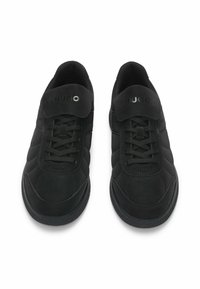 Czarne sportowe buty z gładką zamszową i siateczkową cholewką, z wyściełanym językiem, sznurowadłami i logo na kołnierzu. Gumowa podeszwa.