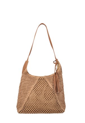 Brun vævet skuldertaske med en lang rem, der har en dekorativ kvast på siden og en blød stofforing indeni.