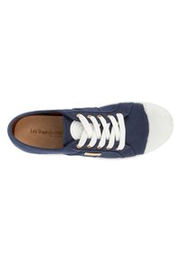 Sneaker in tela blu con punta in gomma bianca, caratterizzata da lacci bianchi e dettagli in oro. La soletta interna riporta la scritta "Les Tropeziennes par M. Belarj."